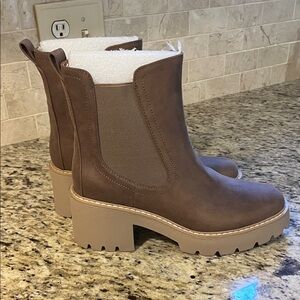 Dolce Vita sz 8.5 Brown Chelsea Boots - NEW (No Box)